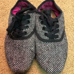 Black/white Toms lace ups